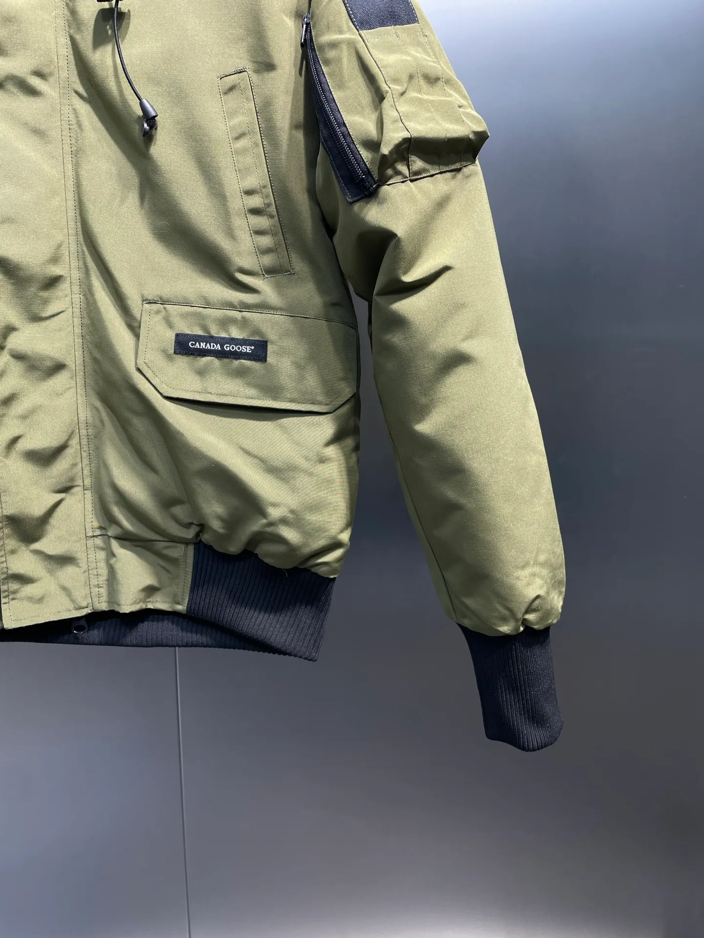 P780 high-end version Canada Goose Canada Goose #Chilliwack 7999M bomber jacket short down jacket/01 model #Men and Women Same Style# ➖ Genuine synchronous anti-counterfeiting chip sensor! ➖ Imported 21S polyester-cotton blended original fabric [last year’s 16S/18S hard fabrics have been completely eliminated, this year all use 21S genuine synchronous fabrics, the soft mid-strap feels delicate and textured], genuine synchronous Feather-Light 10D waterproof coating fabric, made of 84.5 polyester fiber and 15.5 cotton, 100% the best feel in the entire network! ➖ The genuine official website is synchronized with the national standard 80 white duck down, you can check the official website customer service, there will never be a series of misleading claims such as 90 down or goose down! ➖ Using the best nylon lining with double double-layer sealing design, velvet-proof No. 7 needle + grid-filled down ready-made garments, there is 100% no so-called velvet running! ➖ The cuffs are designed with thickened seamless threads, and the collar and pockets are lined with top-quality polar fleece to keep you warm and comfortable! ➖ Yoshida YKK provides original custom-made electroplated sliders. YKK two-way lockable zippers are tight and smooth and will not peel off paint! ➖ 3M composite guarantees that the Velcro is the same as the original, durable, and all accessories and hardware are custom-made! ➖ Imported BEHRINGER embroidery machine to customize the 10,000-needle embroidery logo, 98% of which can be reproduced to restore the original logo. You can check and compare on the official website! ➖ The fur collars are all made of large pieces of Western Canadian blue wolf hide, ensuring that each fur collar is 13-15cm wide!   Size:XS-XXL